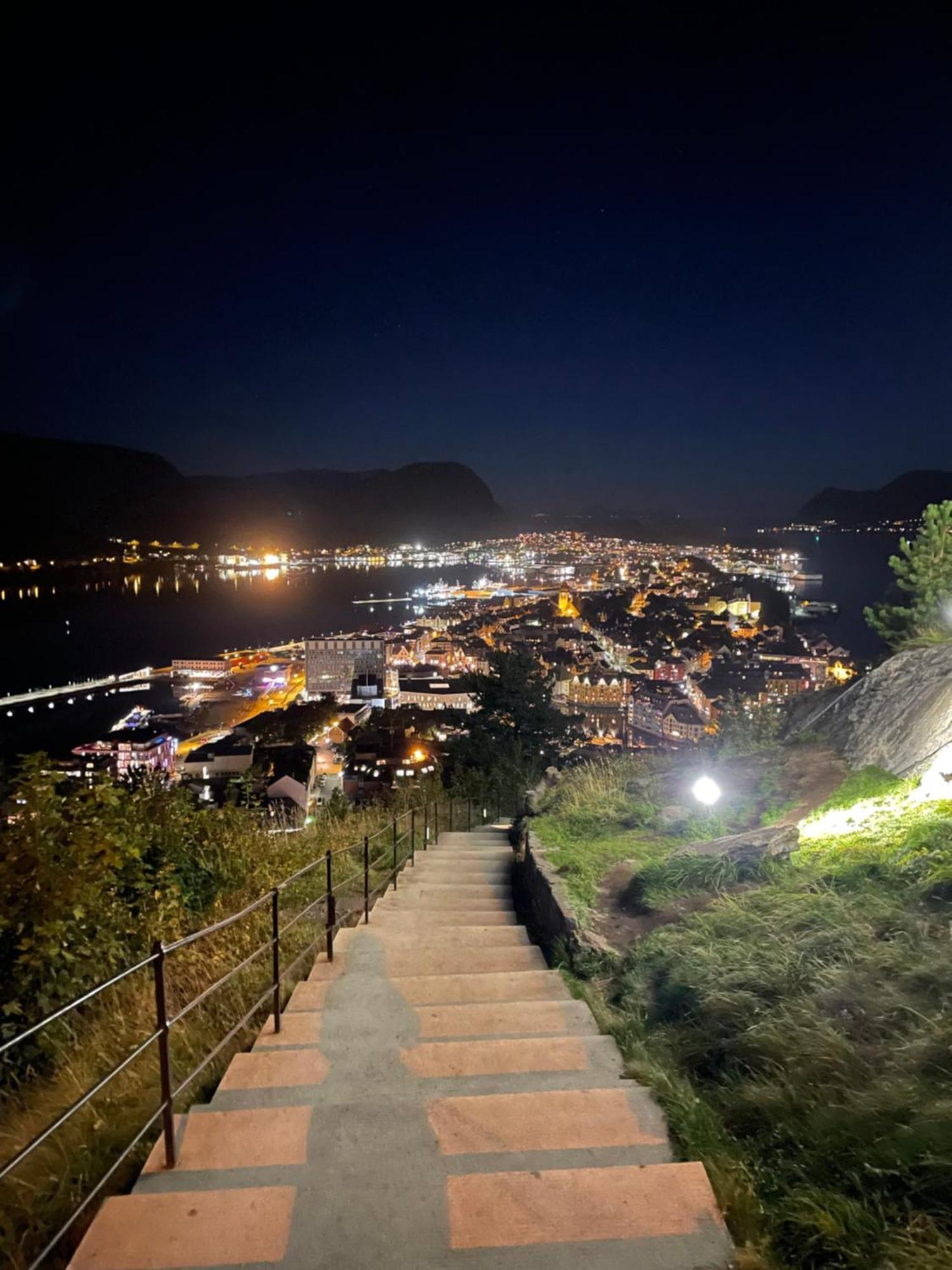 Koselig Leilighet I Sentrum โอเลซุนด์ ภายนอก รูปภาพ